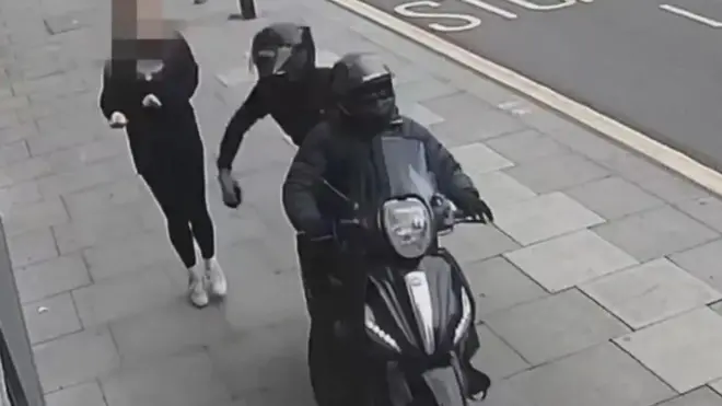 فون چھیننے والے زیادہ تر ای بائکس کا استعمال کرتے ہیں