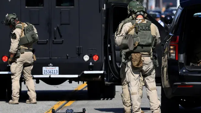 ضباط شرطة خلال احتجاج ضد حملات الهجرة الفيدرالية في وسط مدينة لوس أنجلوس