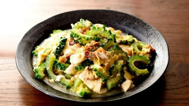 苦瓜、豆腐、鸡蛋和猪肉制作而成的冲绳传统炒菜