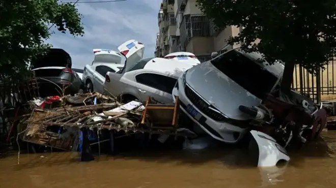 洪水导致车辆侧翻