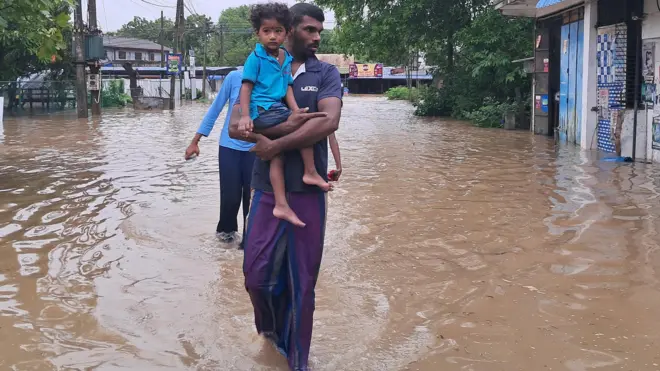 දිවයිනට බලපා ඇති අයහපත් කාලගුණ තත්ත්වය හේතුවෙන් බොහෝ දෙනෙකු ආපදා තත්ත්වයකට මුහුණ දී සිටින අතර නොනැවතී ඇද හැලෙන වර්ෂාව නිසා එදිනෙදා ජීවිතයට බලපෑම් එල්ල වී තිබේ.
