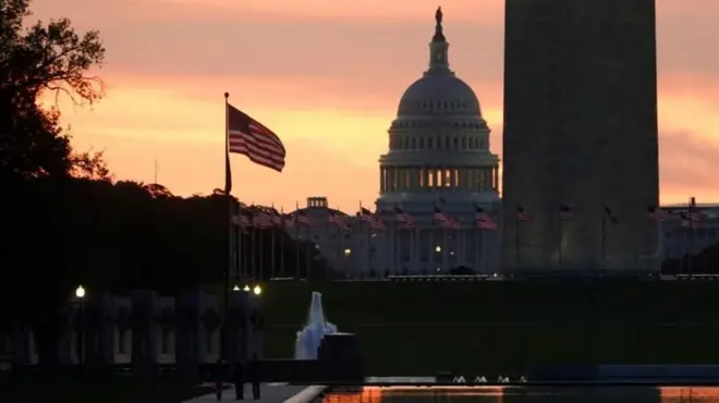تصویر کنگره آمریکا در غروب واشنگتن