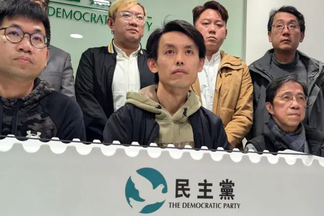 民主党现任主席罗健熙(前排中)及中央委会员成员会见记者,宣布启动解散程序。(2025年2月20日)