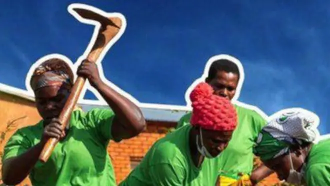 መጸዳጃ ቤቶችን እየገነቡ ያሉ የማላዊ ሴቶች