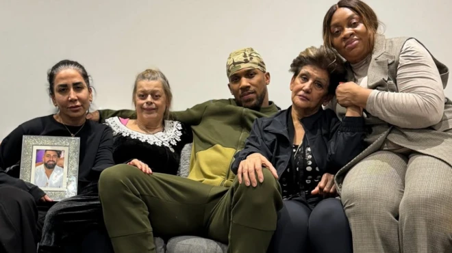 Anthony Joshua wit im mama (right) and family members of di victims including di mama of Ghami and Ayodele