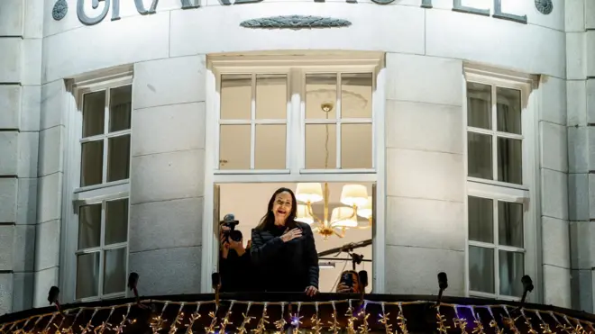 خانم ماچادو شب گذشته پس از ماهها مخفی بودن برای اولین بار در شهر اسلو، پایتخت نروژ برای طرفدارانش از بالکن یک هتل دست تکان داد