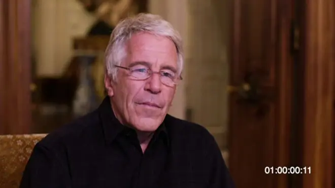 Jeffrey Epstein siendo entrevistado