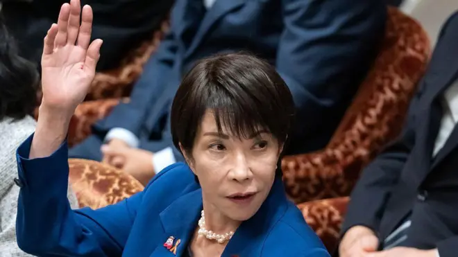 高市早苗举起右手