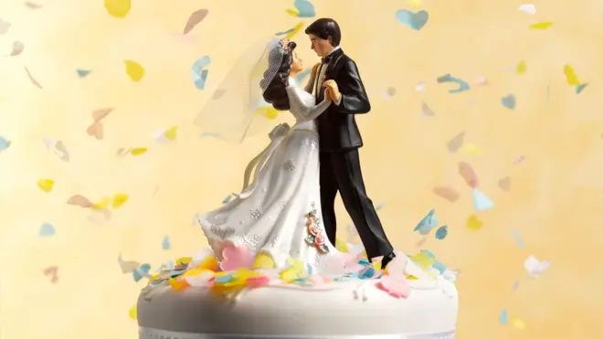 婚礼蛋糕上的跳舞人偶