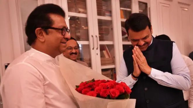 राज ठाकरे आणि देवेंद्र फडणवीस भेटी दरम्यान हस्तांदोलन करताना.