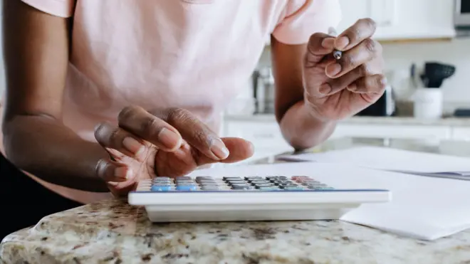 ሂሳብ እያሰላች ያለች ሴት