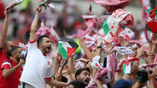 فرحة لدى الجمهور الأردني بهدف للأردن في شباك الكويت