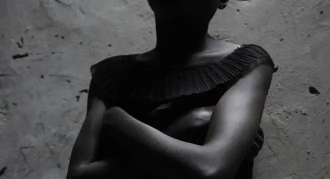 እጇን ያጣመረች ሴት