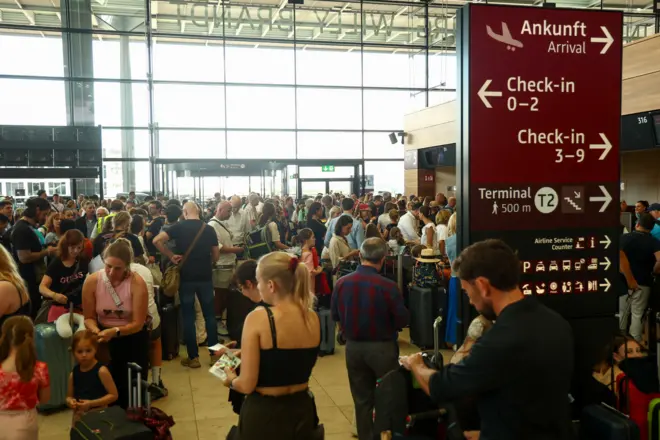 به گفته شرکت سیریوم که پروازهای هوایی جهان را بررسی میکند، امروز حدود ۱۱ هزار پرواز تجاری در سراسر جهان تا ساعت (۱۱ امروز به وقت بریتانیا) برنامه ریزی شده بود که ۱۳۹۰ پرواز لغو شده است.