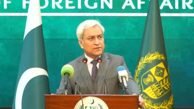 اسلام اباد - د پاکستان بهرنیو چارو وزارت ویاند طاهر اندرابي د سټېج مخ ته ولاړ دی. شا ته یې ښي لاس ته د پاکستان او کیڼ لاس ته د بهرنیو چارو وزارت مخصوص بیرغ دی. دی