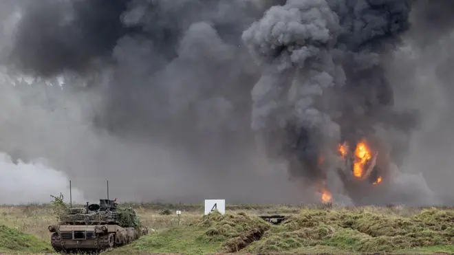 爆炸产生的浓烟在波兰西北部的奥日什(Orzysz)的军事演习期间升起,该演习由波兰与北约盟国于9月17日共同举行。