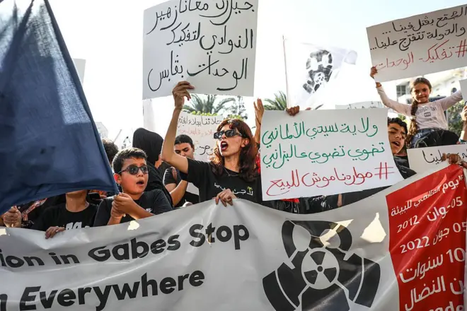 متظاهرون تونسيون في قابس يطالبون بتفكيك مجمع للصناعات الكيميائية.