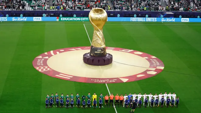 منتخبا سوريا وفلسطين ومجسم كأس العرب على ملعب المدينة التعليمية في قطر