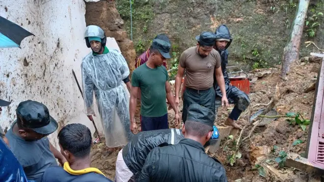 නාය ගිය ස්ථානයක සිටින සහන කණ්ඩායම්