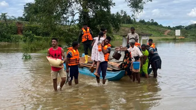 දිවයිනේ පහළ වායු ගෝලයේ වර්ධනය වී ඇති කැළඹිලි තත්ත්වය හේතුවෙන් අද (නොවැ. 24) සහ ඉදිරි දිනවල වර්ෂාවේ වර්ධනයක් අපේක්ෂා කරන බව කාලගුණ විද්යා දෙපාර්තමේන්තුව පවසයි.