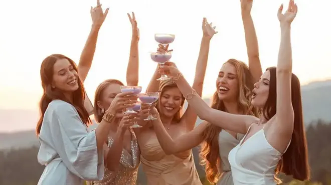 一群女性在聚会