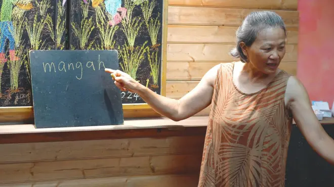 花莲阿美语学校“Tamorak”内林淑照在讲课