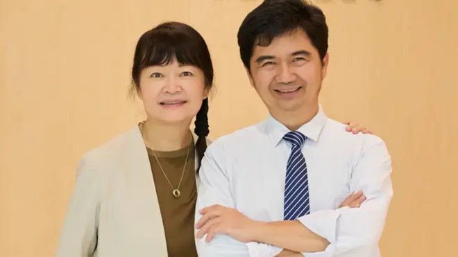 新代公司总监黄芳芷(左)及董事场蔡尤铿夫妻