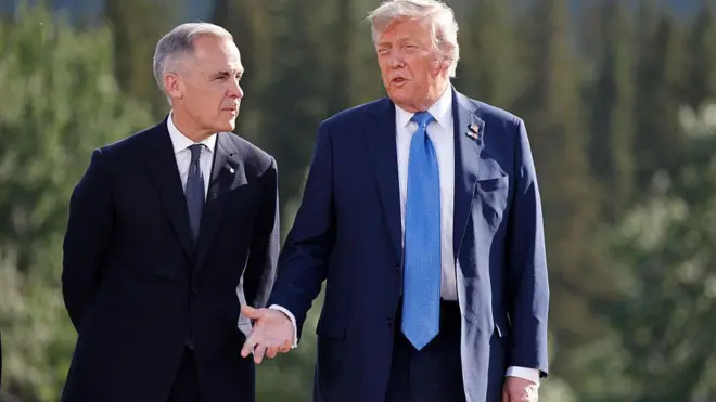 特朗普和卡尼都穿着深色西装,一同站在户外。