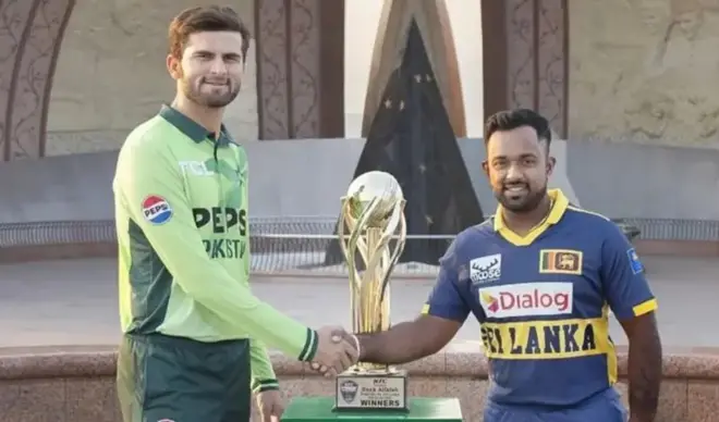 ශ්රී ලංකා නායක චරිත් අසලංක සහ පකිස්ථාන නායක ෂහීන් අෆ්රිඩි අතට දී ආචාර කරමින්. පසුපසින් කුසලානය තබා ඇත.