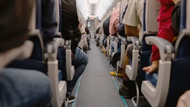 راهروهای هواپیما باریک و فضای بین صندلیها تنگ است