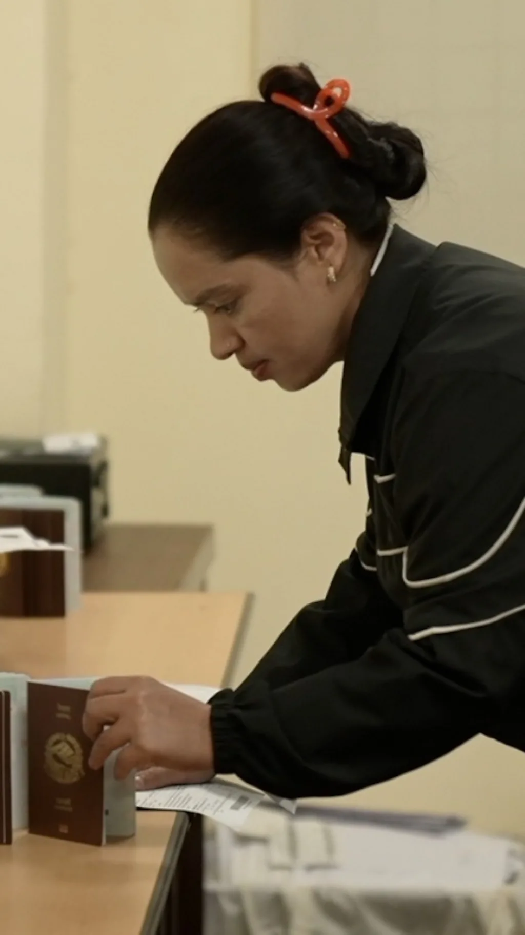 राहदानी विभागकी एक कर्मचारी राहदानी मिलाउँदै