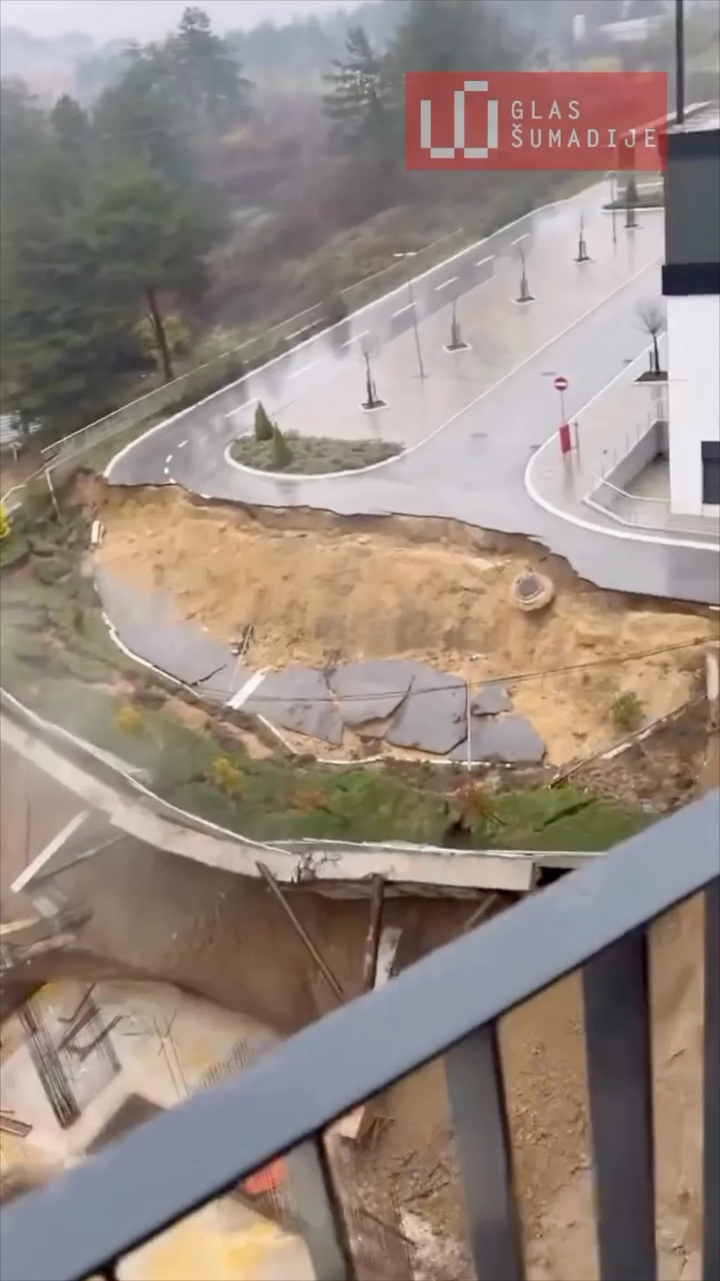 Pogledajte: Trenutak obrušavanja puta u Kragujevcu