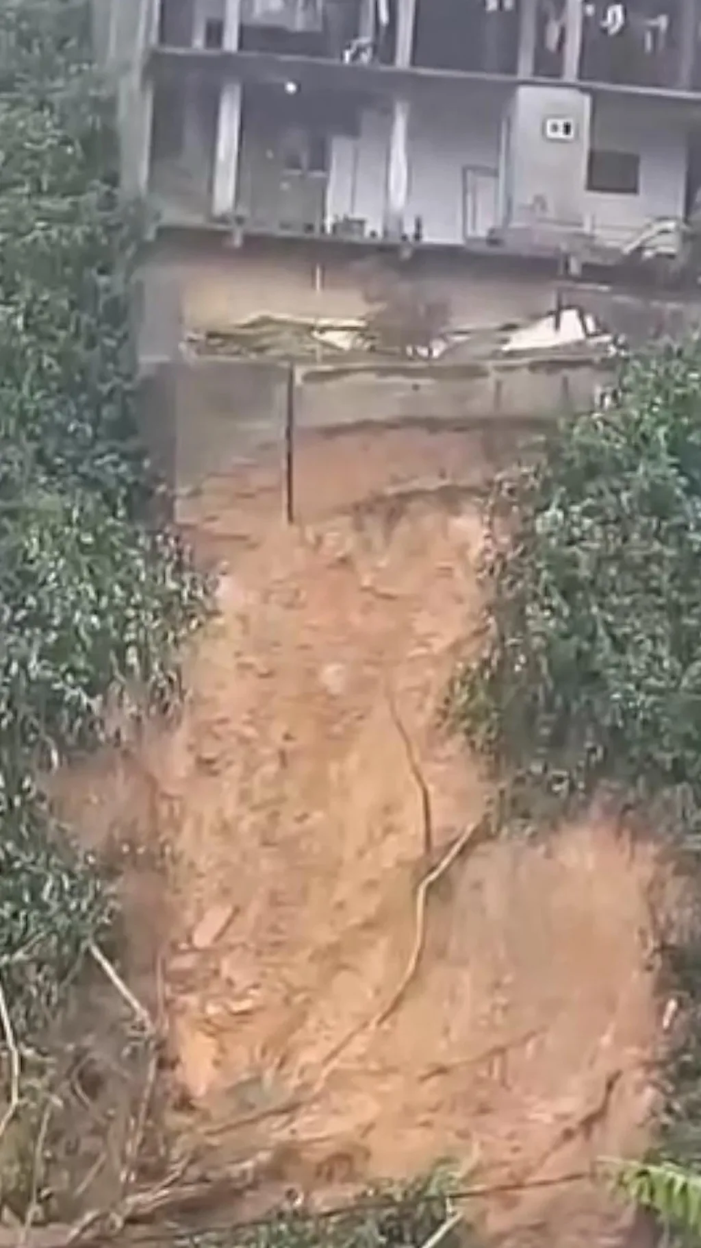 இலங்கை: கனமழையால் கட்டடம் முன் ஏற்பட்ட மண் சரிவு