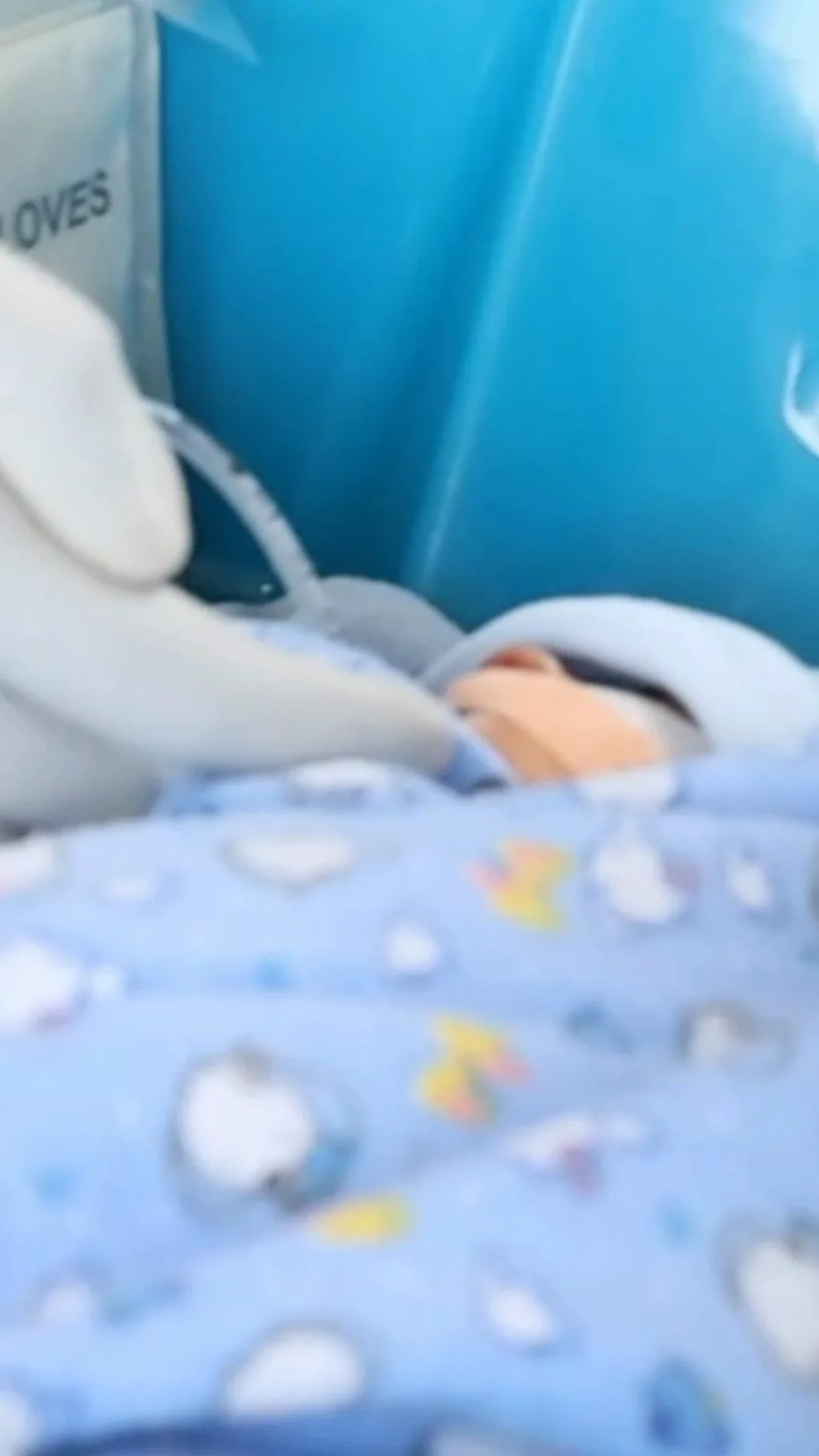 இலங்கையில் ஹெலிகாப்டர் மூலம் மீட்கப்பட்ட பச்சிளம் குழந்தைகள்