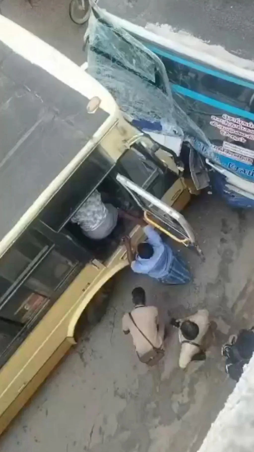 கிருஷ்ணகிரியில் இரண்டு அரசுப் பேருந்துகள் நேருக்கு நேர் மோதி விபத்து