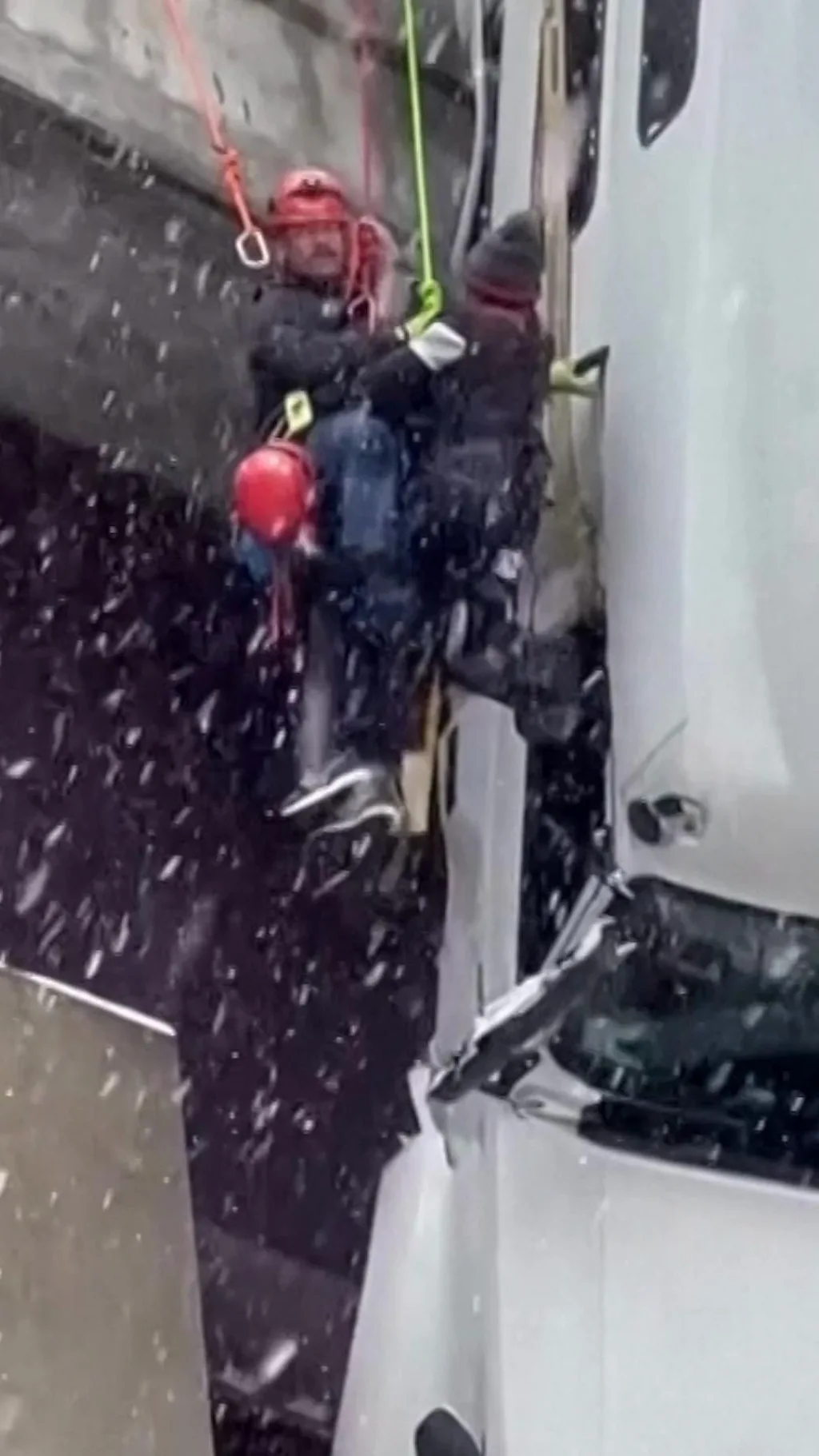 ट्रकचं केबिन पुलावरून खाली लटकलं,त्यातून चालकाला असं वाचवलं