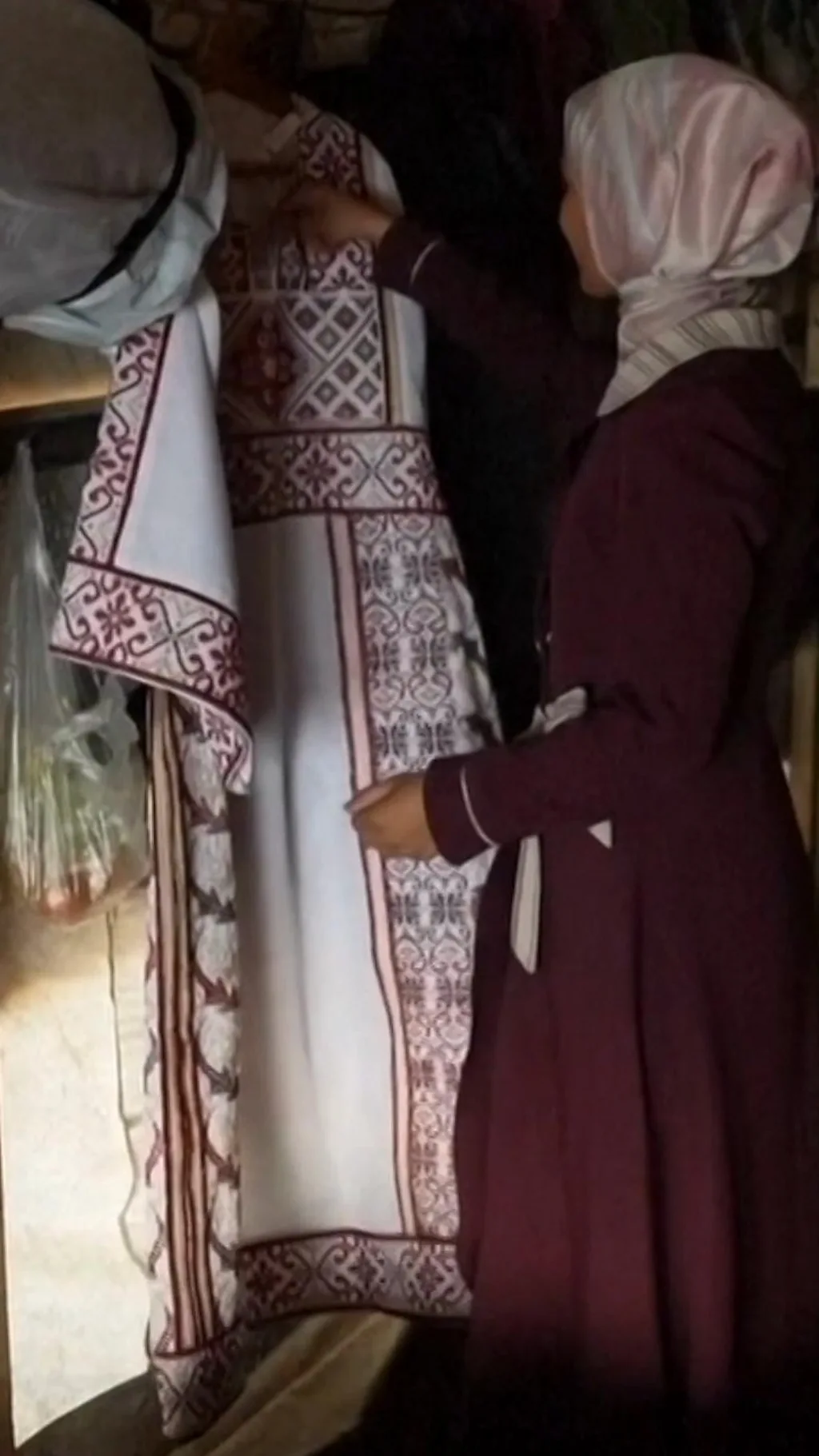 காஸாவில் இடிபாடுகளுக்கு நடுவே திருமணம் செய்து கொண்ட 54 தம்பதியினர்