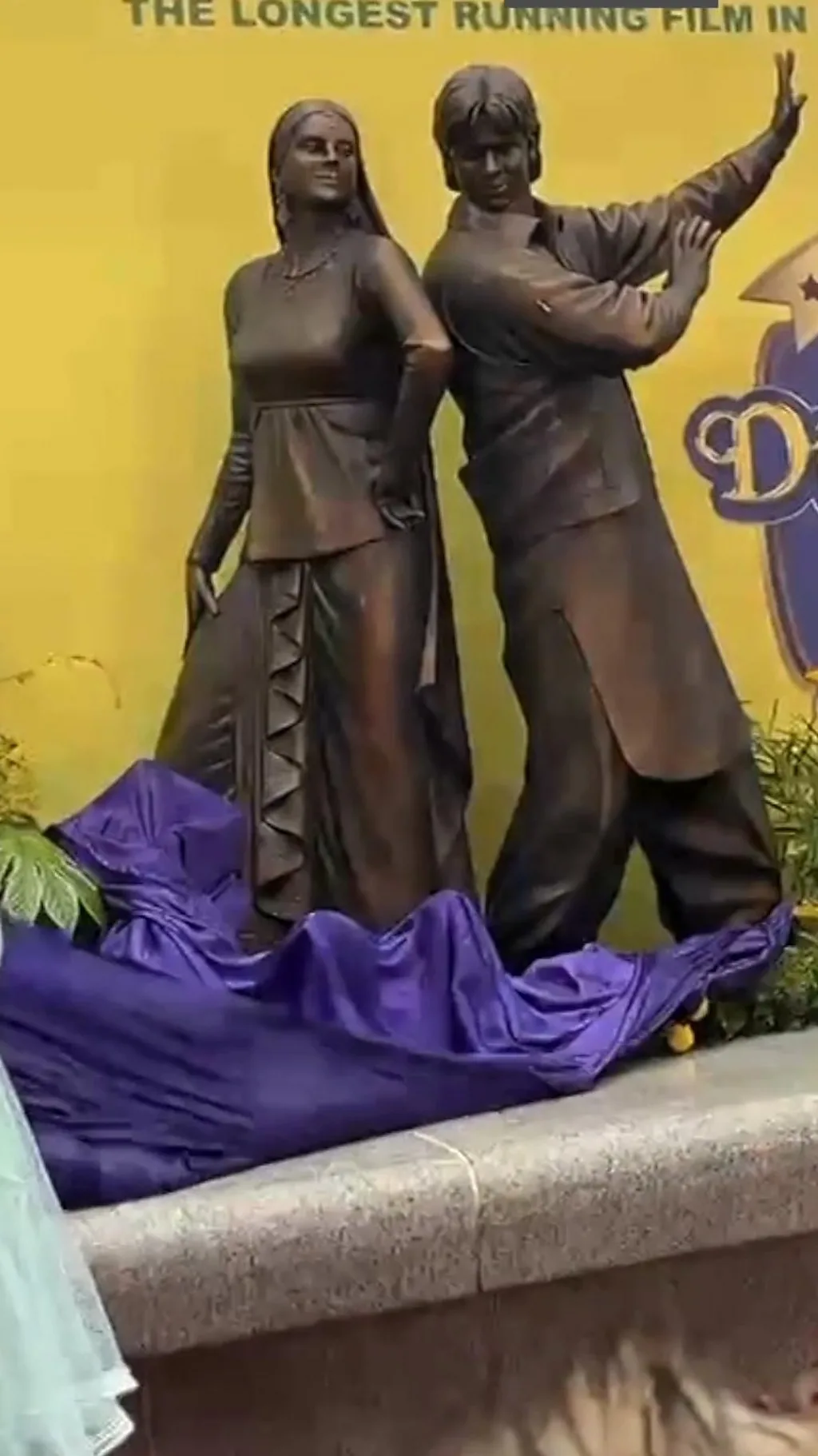 ‘டிடிஎல்ஜே’ திரைப்படத்திற்காக லண்டனில் திறக்கப்பட்ட ‘ஷாருக்கான்- கஜோல்’ சிலை