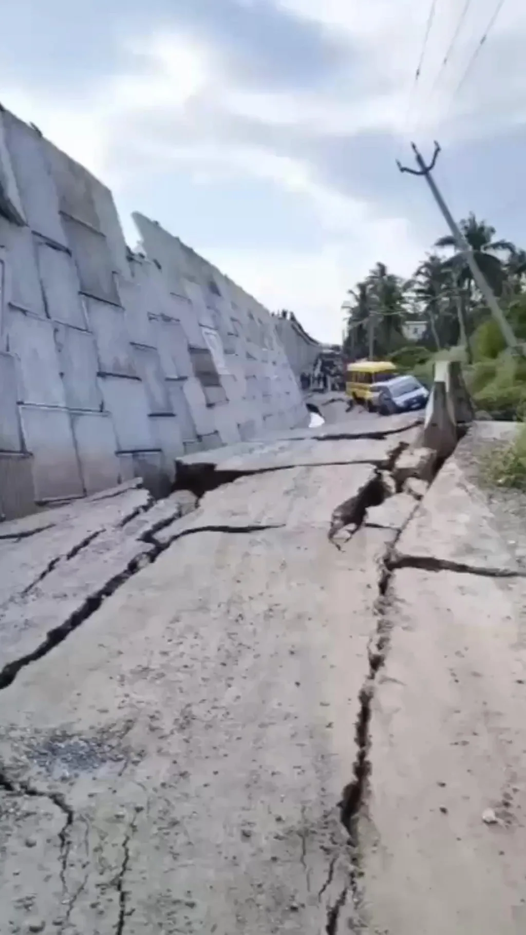 केरल में हाईवे की सड़क पर आईं बड़ी दरारें