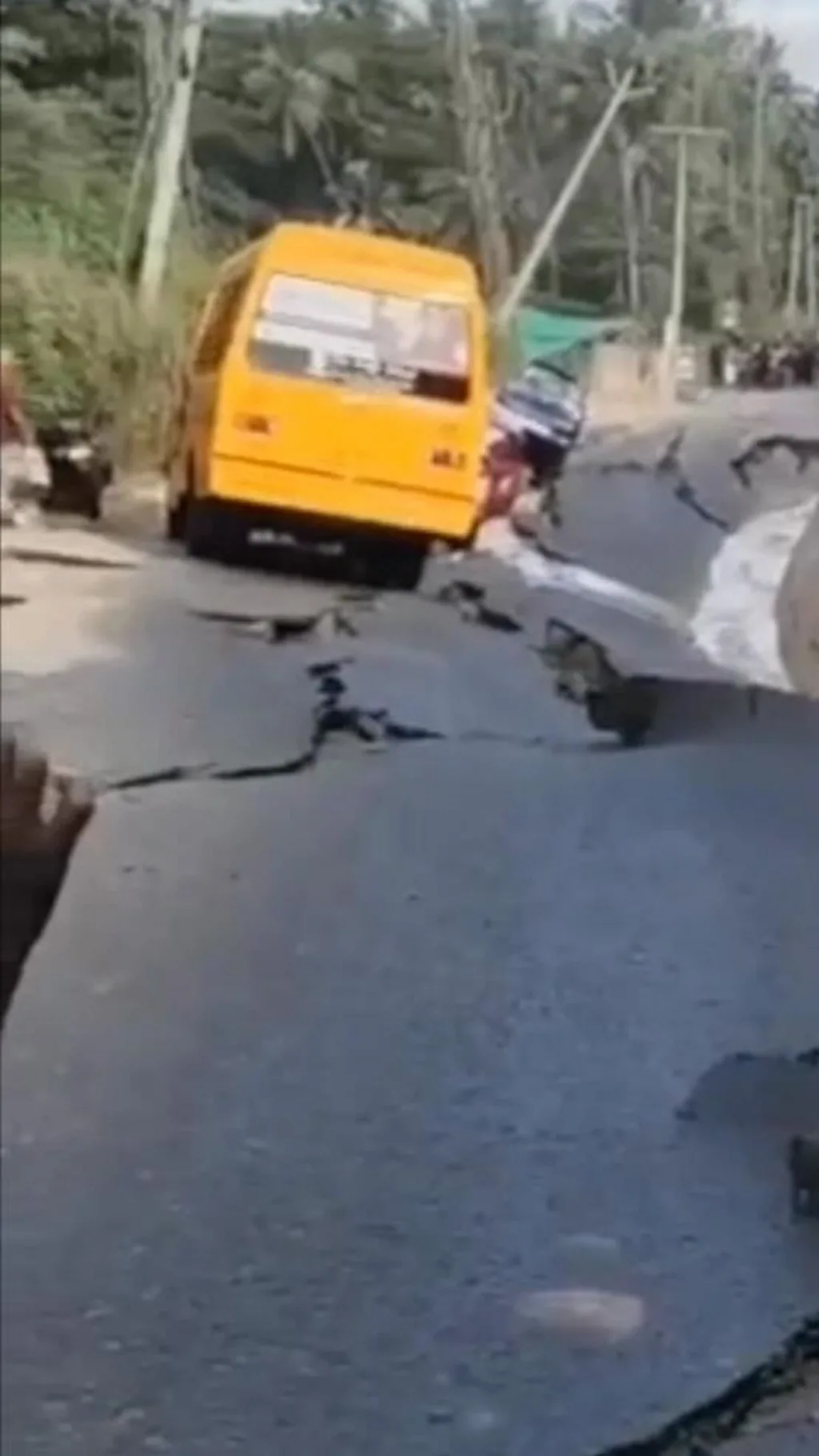 रस्त्याला अचानक तडे गेले आणि शाळेची बस अडकली, तेव्हा...