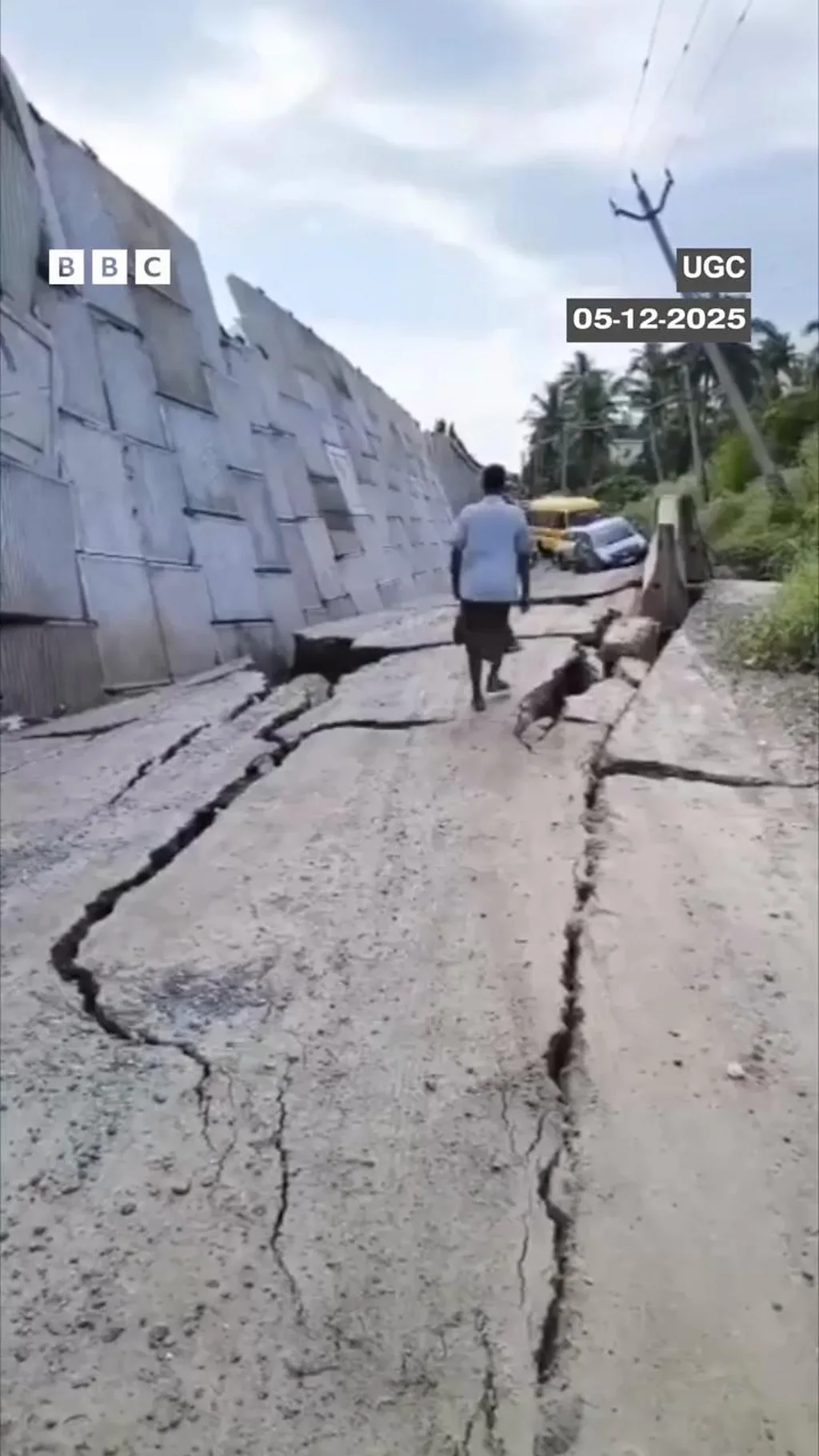 రోడ్డుపై పగుళ్లు