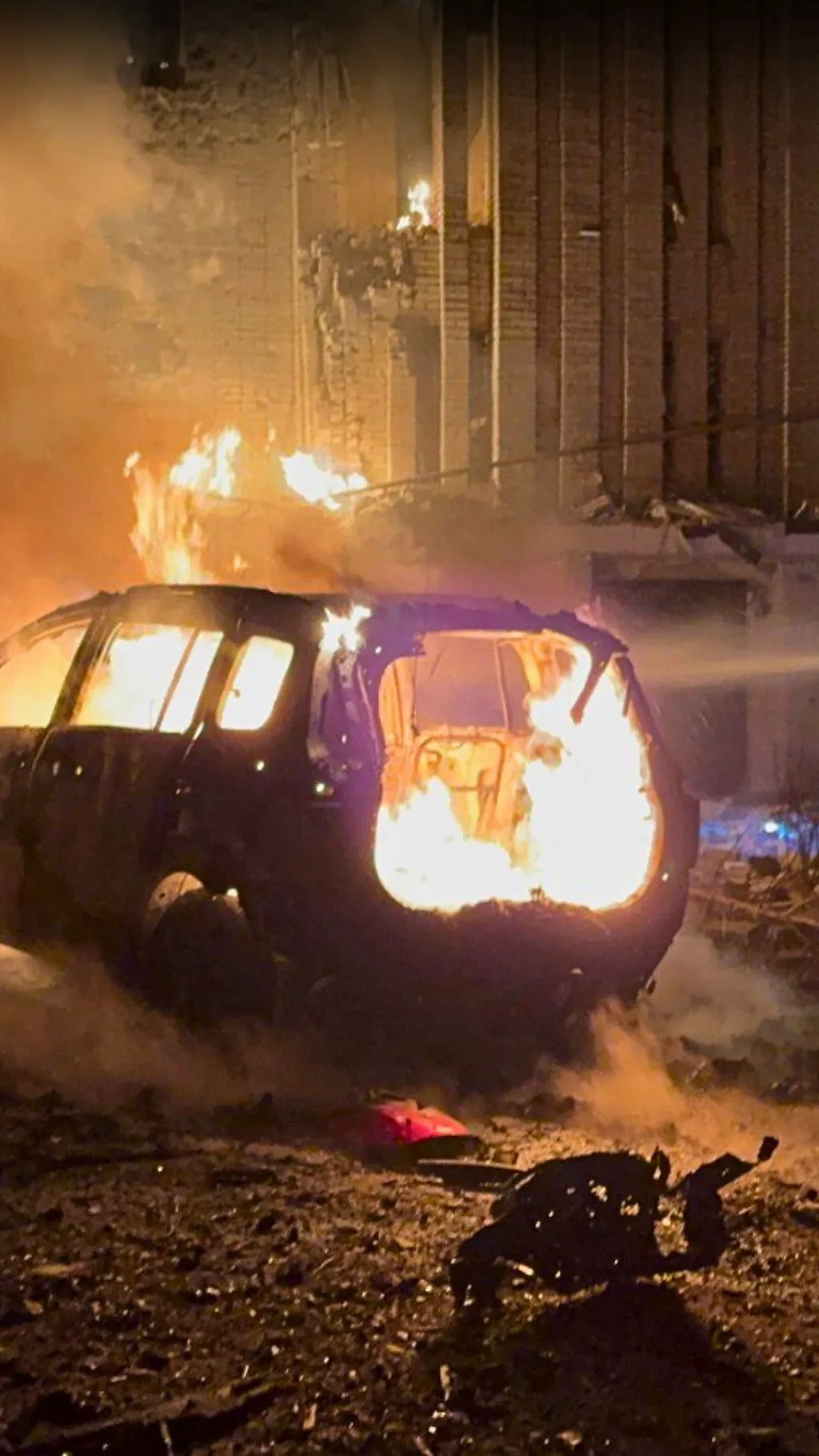 Кілька шахедів влучило у багатоповерхівку в Охтирці на Сумщині.