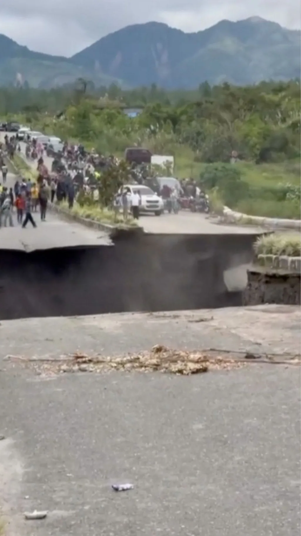 इंडोनेशिया में हाईवे का हिस्सा धंसने से बन गया बहुत बड़ा सिंकहोल