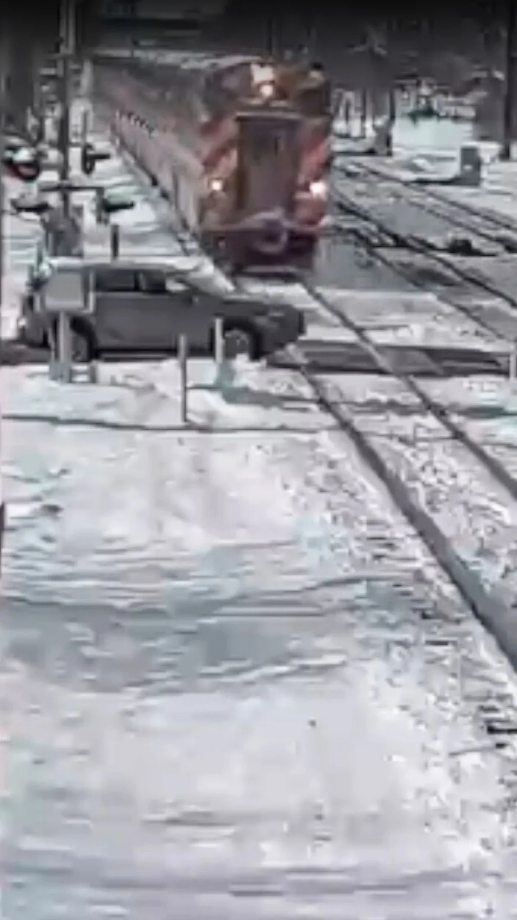 Момент зіткнення поїзда з автомобілем. Водій авто і пасажир отримали легкі травми.