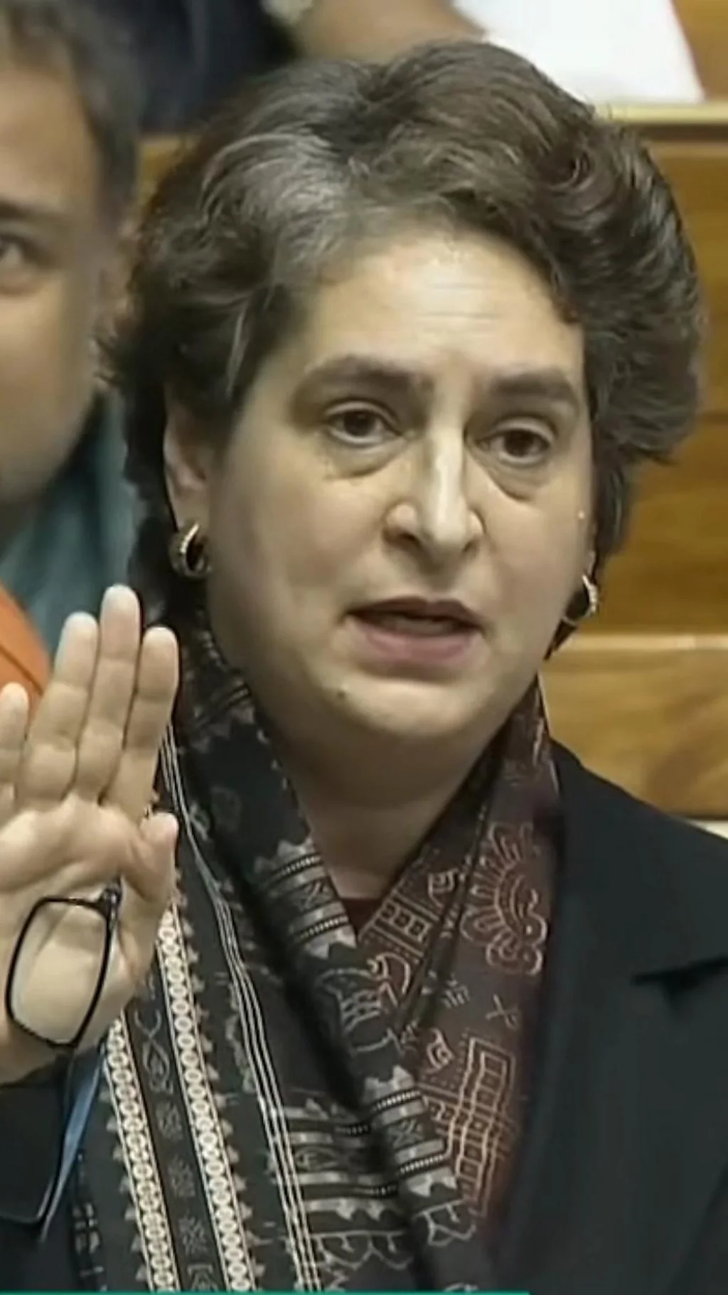 'एकदाचं काय ते संपवून टाका', प्रियांका गांधींचा मोदींना सल्ला