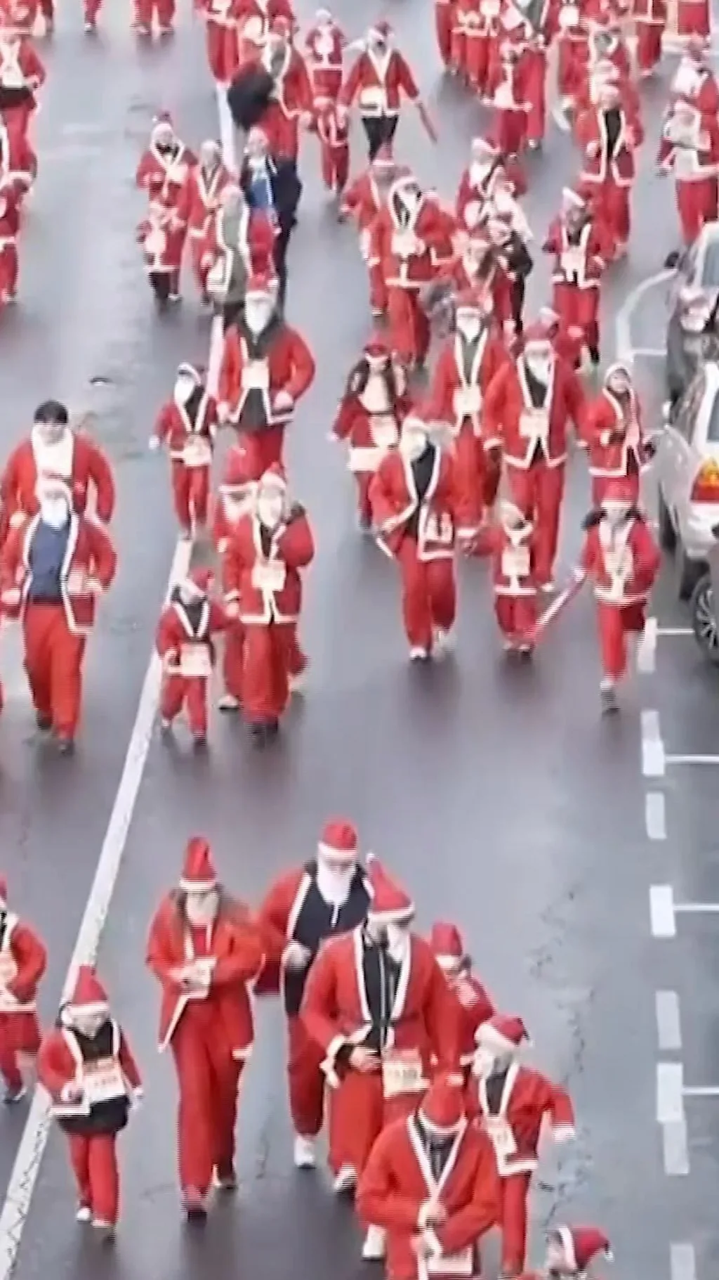 હજારો santa claus રસ્તા પર કેમ દોડવા લાગ્યા?