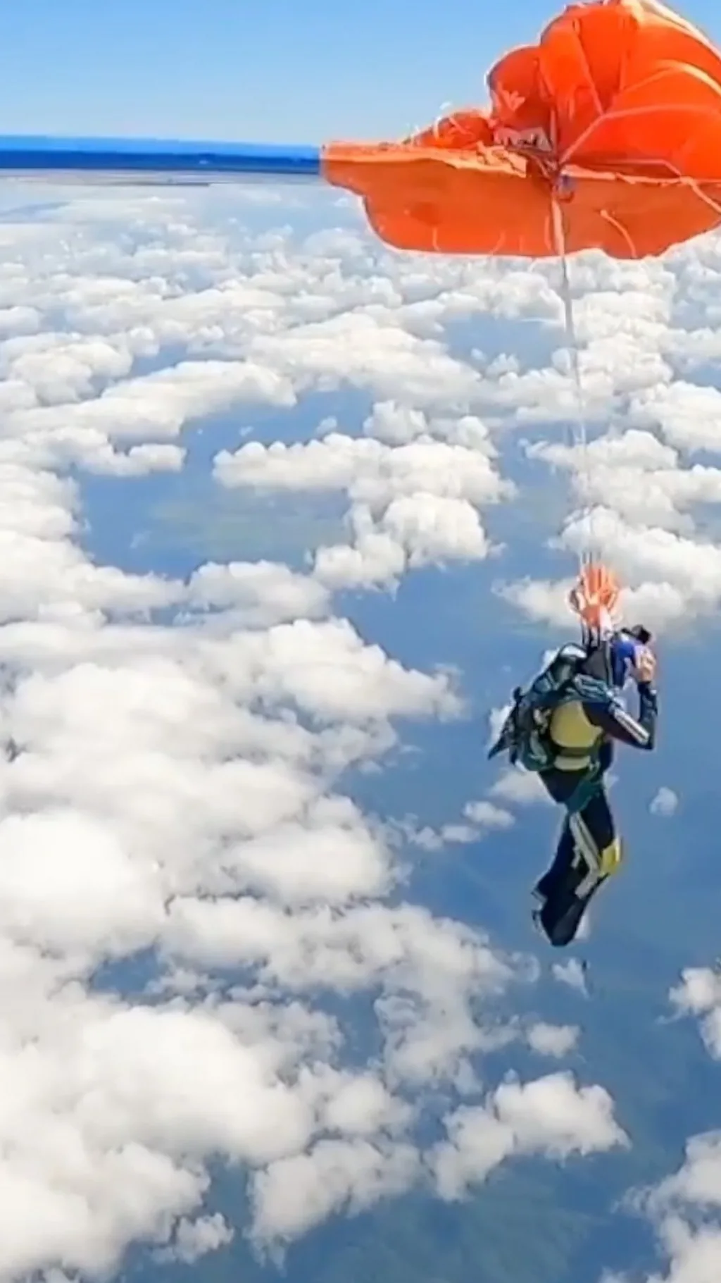 जब स्काइडाइभरको प्यारशूट विमानको पखेटामा अड्कियो