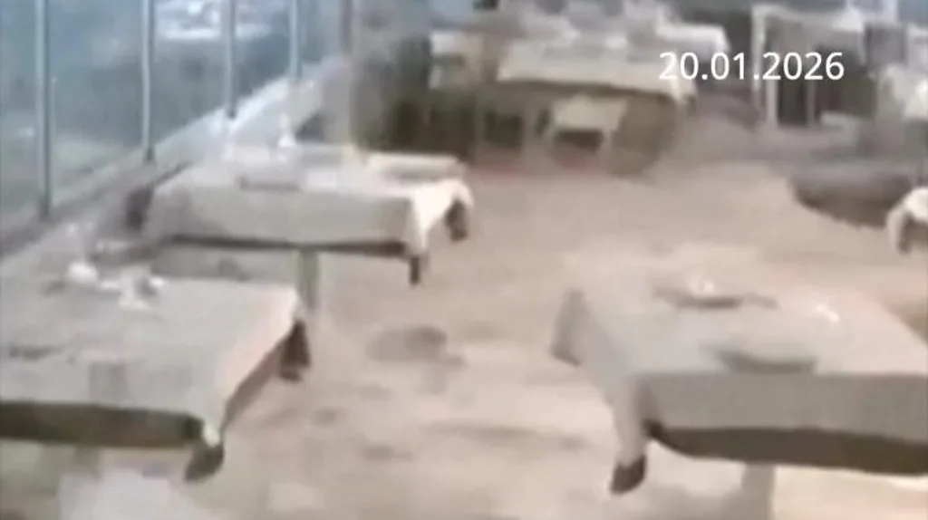 இத்தாலியில் உணவகத்தினுள் புகுந்த கடல் நீர்