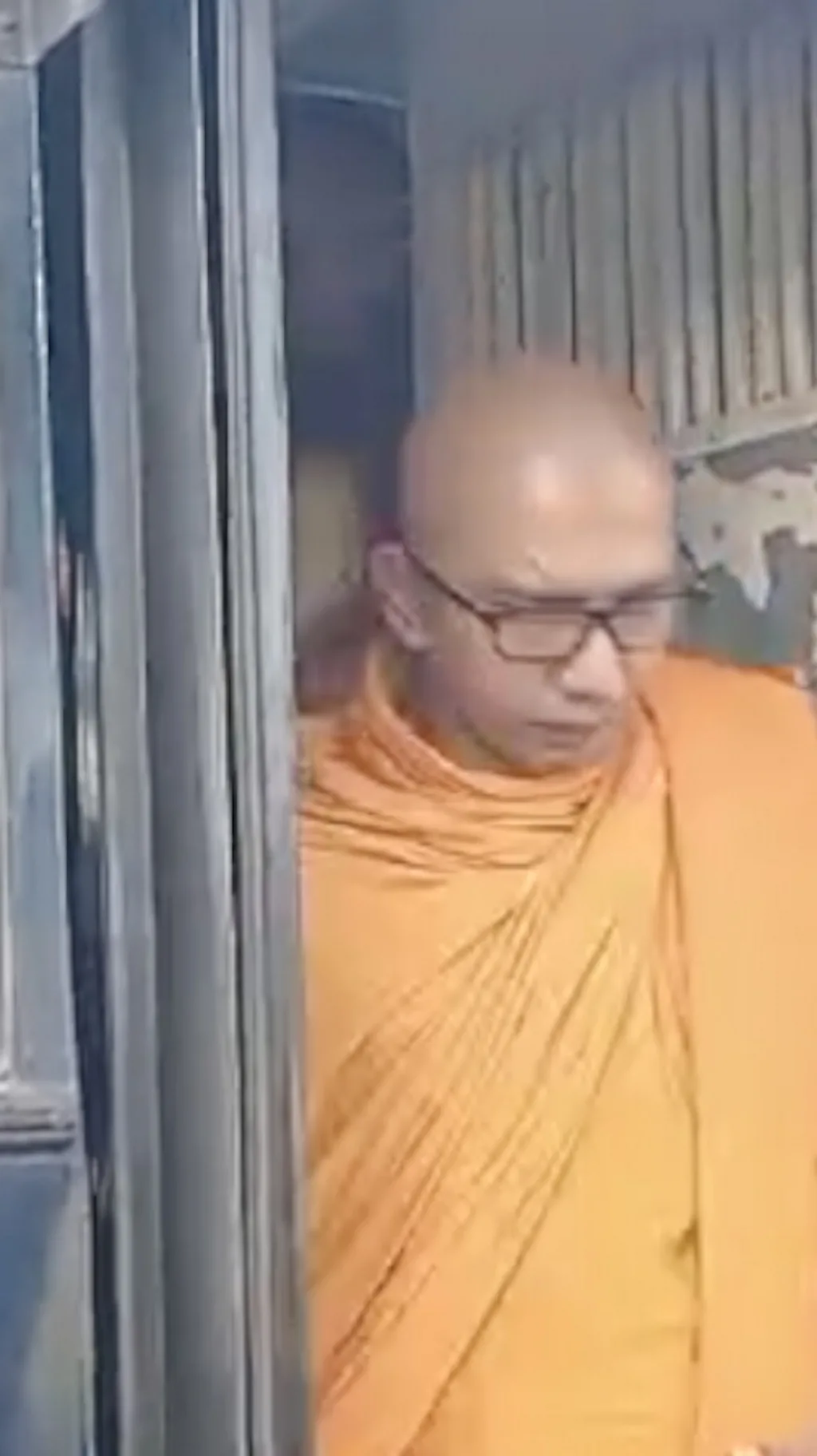 පූජ්ය බලංගොඩ කස්සප හිමි ඇතුළු සැකකරුවන් අධිකරණයට රැගෙන ඒම