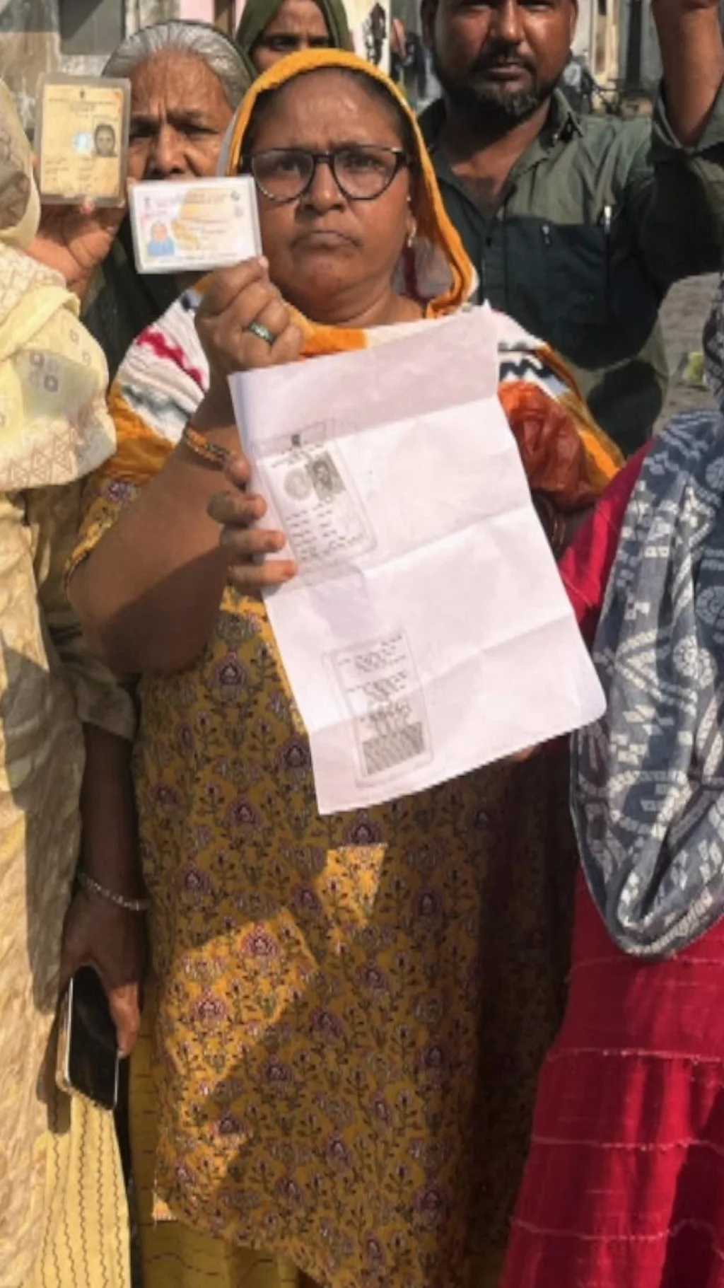 હજારો ગુજરાતીઓને મતદારયાદીમાંથી નામ કમી થવાનો ડર કેમ છે?